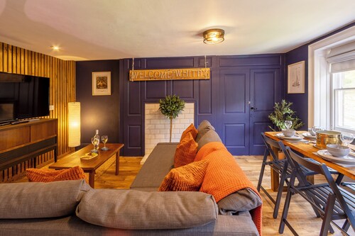 Welcome to The Bolt Hole, a charming one-bedroom apartment sleeping up to three guests, set within a handsome Georgian townhouse in the heart of Whitby, dog friendly.<br>Leesholme is a Grade II listed Georgian building.