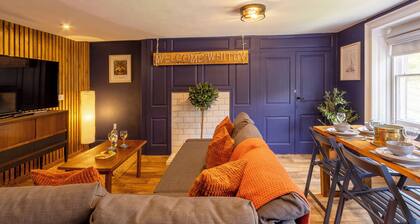 Welcome to The Bolt Hole, a charming one-bedroom apartment sleeping up to three guests, set within a handsome Georgian townhouse in the heart of Whitby, dog friendly.<br>Leesholme is a Grade II listed Georgian building.