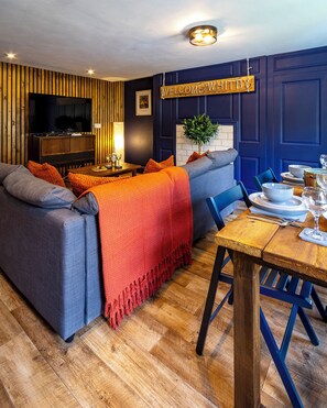 Interior - Welcome to The Bolt Hole, a charming one-bedroom apartment sleeping up to three guests, set within a handsome Georgian townhouse in the heart of Whitby, dog friendly.<br>Leesholme is a Grade II listed Georgian building. (Whitby)