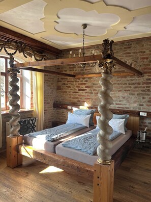 Desk, free WiFi, wheelchair access