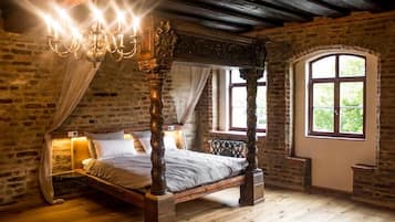 Desk, free WiFi, wheelchair access