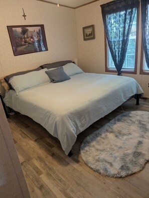 3 bedrooms, iron/ironing board, WiFi, bed sheets