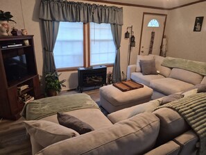 TV, fireplace - MARS HILL HIDEOUT. 3/2manufactured home with AC /heat. Near Mars Hill University (Mars Hill)