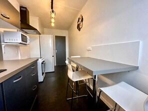 Microwave, oven, stovetop - Bright and welcoming fully-equipped T3 apartment (Châteauroux)