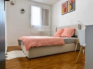 2 bedrooms, iron/ironing board, WiFi, bed sheets