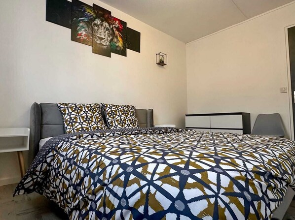 2 chambres, fer et planche à repasser, Wi-Fi, draps fournis