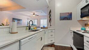 Jääkaappi, mikroaaltouuni, uuni, liesi