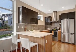 Fridge, microwave, oven, stovetop - Modern Townhouse in Seattle - 3 Floors + Rooftop Deck with Grill, Views (Seattle)