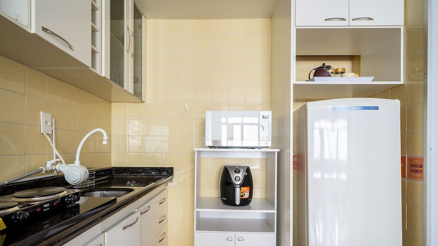 Well Equipped apt in BC Center 300m fr/ sea Ecp055