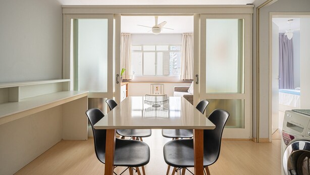 A dining area with a large table and chairs, a ceiling fan, and a view of the outside through large windows. - Well Equipped apt in BC Center 300m fr/ sea Ecp055 (Balneário Camboriú)