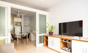 Living area - Well Equipped apt in BC Center 300m fr/ sea Ecp055 (Balneário Camboriú)