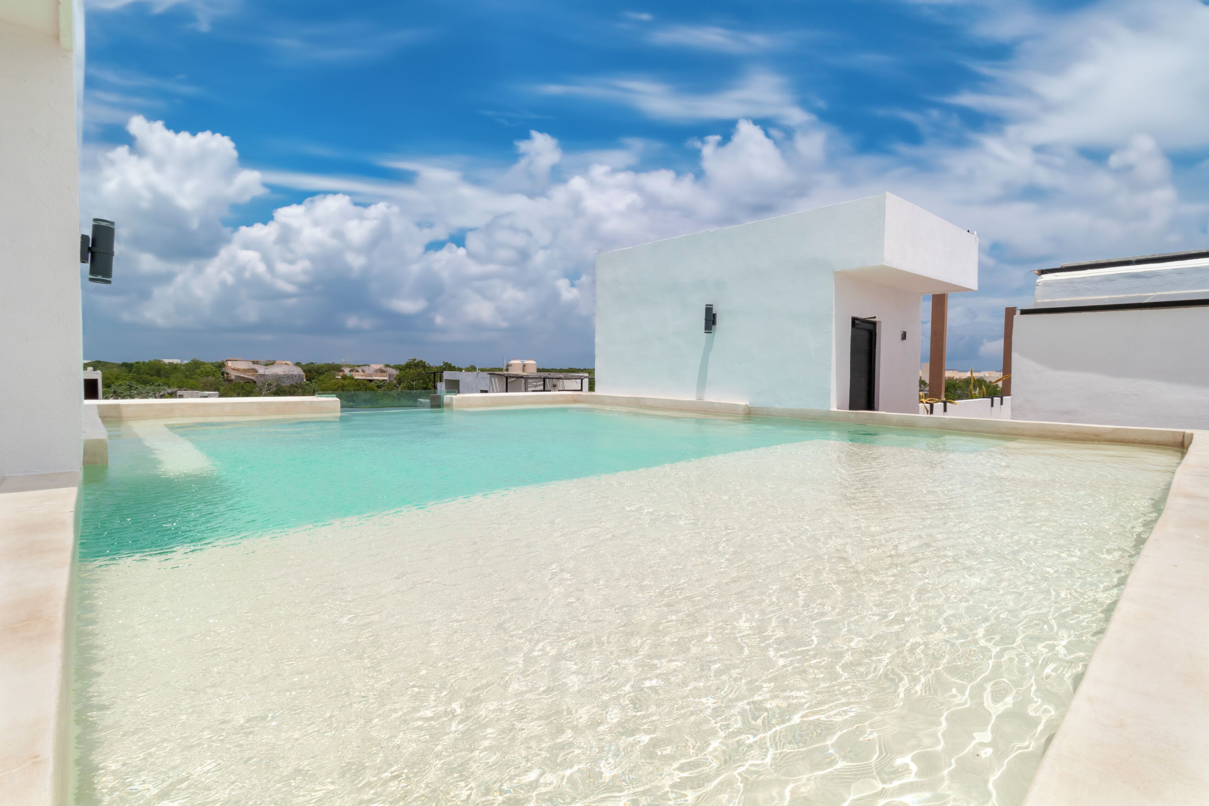 2 kolam renang outdoor, dengan payung kolam renang