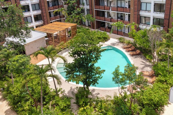 2 outdoor pools, pool umbrellas