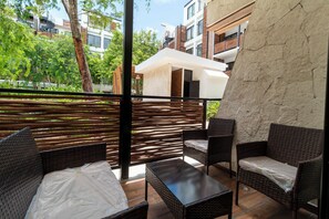 Deluxe Apartment | Balcony