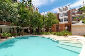 2 outdoor pools, pool umbrellas