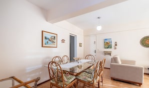 Basic Apartment | Dining