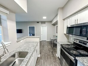 Frigorifero, microonde, forno, piano cottura