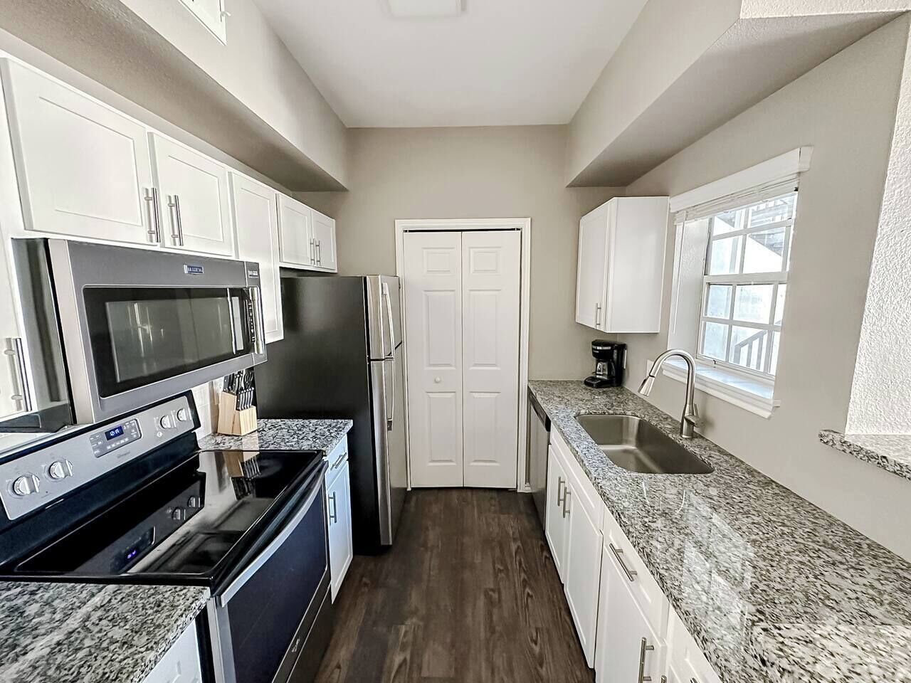 Refrigerador, microondas, horno y parrilla de estufa 