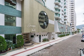 Un bâtiment moderne doté d’une grande fenêtre circulaire et portant l’inscription « Giuseppe Verdi » sur sa façade.