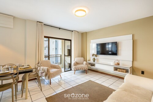 3BR apt w/ Balcony, 150m to sea Meia Praia Eis305