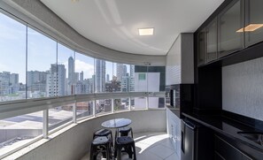 A modern kitchen with a large window overlooking a cityscape. - Aprt w Balcony 600m fr the Coast Centro BC Ejf0702 (Balneário Camboriú)