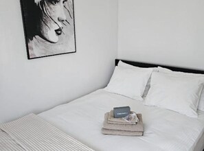 Iron/ironing board, Internet, bed sheets