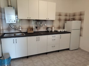 Frigorífico y placa de cocina