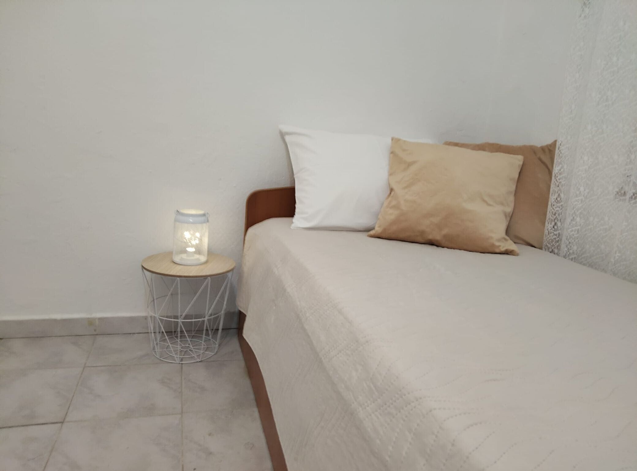 1 bedroom, bed sheets