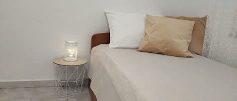 1 bedroom, bed sheets