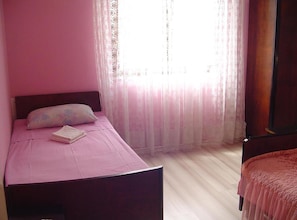 2 quartos, acesso à internet, roupa de cama