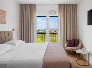 5 bedrooms, iron/ironing board, Internet, bed sheets