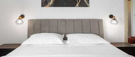 5 bedrooms, iron/ironing board, Internet, bed sheets