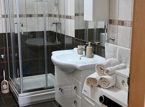Douche, sĂšche-cheveux, serviettes fournies