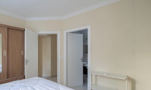 Un dormitorio con cama, armario y ropero.