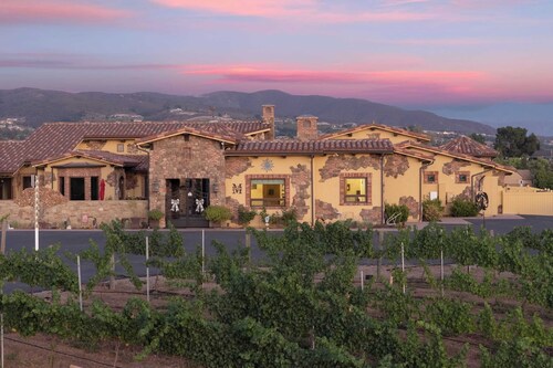 Soaking Tub, Vineyard Views & Wine Trail Access The Casita at Vines Estate by Avantstay