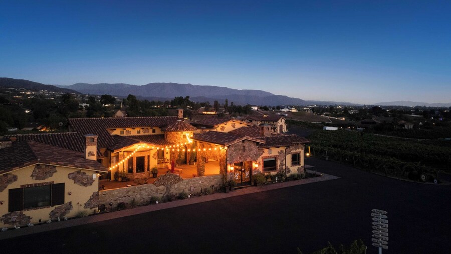 2 Homes in Bella Vista Rd by Avantstay Sleeps 8, Vineyard Views, Patios in Temecula Wine Trail