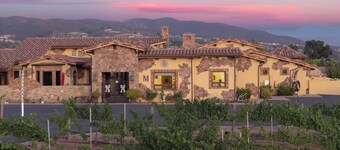 2 Homes in Bella Vista Rd by Avantstay Sleeps 8, Vineyard Views, Patios & Fireplace in Temecula Wine Trail