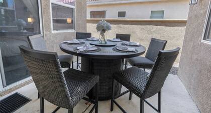 Designer Desert Oasis w/ Pool, Hot Tub, Outdoor Lounge The Riley by Avantstay