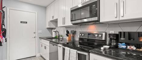 Jääkaappi, mikroaaltouuni, uuni, liesi