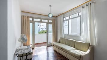 Basic Apartment | Living area
