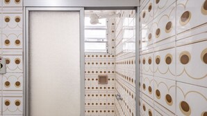 A storage room with a metal door, patterned walls, and a ventilation system. - Apt in BC Center w Balcony 260m From Beach Elo0207 (Balneário Camboriú)