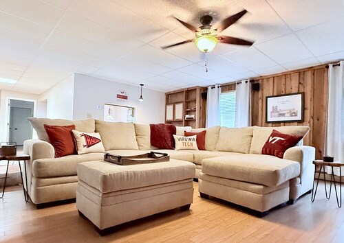 Walk to Lane Stadium ~ Charming 2-bedroom house in Blacksburg
