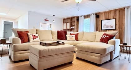 Walk to Lane Stadium ~ Charming 2-bedroom house in Blacksburg