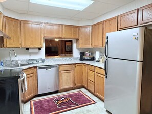 Microondas, horno, placa de cocina y lavavajillas