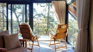 CabaƱa Deluxe, vista a la montaƱa | Ćrea de sala de estar