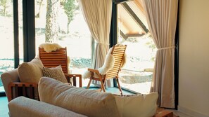 CabaƱa superior, vista al patio | Ćrea de sala de estar