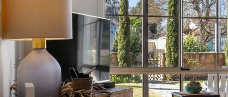 Smart TV, DVD player, table tennis, books