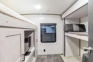 3 عدّة غرف نوم وواي فاي وملاءات أسرّة