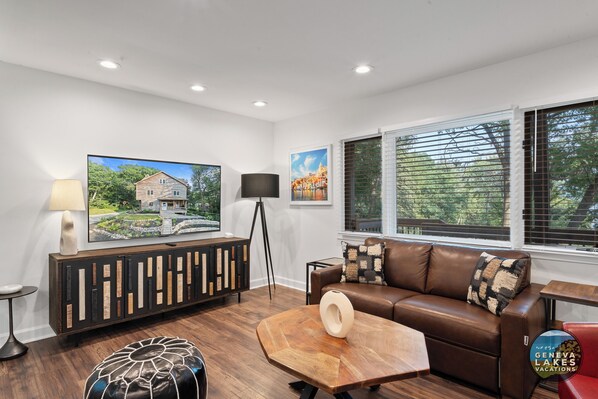 Smart TV, fireplace
