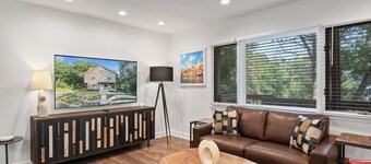 Pine Pointe | Modern | Pier |Lake Mary| Fire Pit| Artsy| Lakehouse| Grill | Walk to Lake